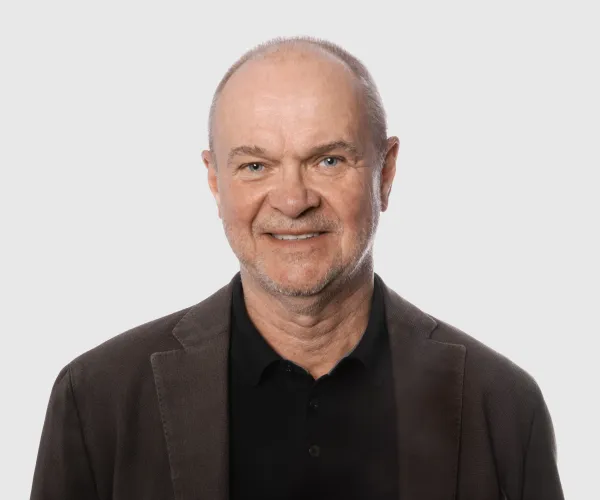 <img alt="" src="https://www.arkadprofiler.staging.bolt.se/media/pages/kontakt/1891a8ad35-1717583439/vnt-portratt-studio-micke-full.jpg">