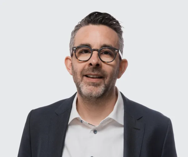 <img alt="" src="https://www.arkadprofiler.staging.bolt.se/media/pages/kontakt/5ef3c6c777-1717583355/vnt-portratt-studio-jesper-full.jpg">